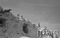 18.05.1944, Cassino, Włochy.
Żołnierze zdążający zboczem murów na górę ruin.
Fot. Felicjan Maliniak, Instytut Polski im. Gen. Sikorskiego w Londynie [album negatywowy L-I Monte Cassino] - płachta 42