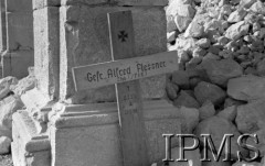 18.05.1944, Cassino, Włochy.
Grób niemieckiego żołnierza wśród ruin oznaczony drewnianym krzyżem. Na nim napis gotyckimi napisami: 