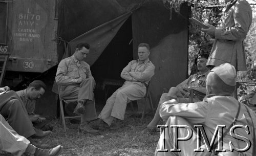 Maj 1944, Cassino, Włochy. 
Kwatera Dywizji 2 Korpusu, gen. Władysław Anders (z prawej) siedzi z grupką korespondentów prasowych przed namiotem.
Fot. Felicjan Maliniak, Instytut Polski im. Gen. Sikorskiego w Londynie [album negatywowy L-I Monte Cassino] - płachta 45