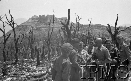 Maj 1944, Cassino, Włochy.
Generał Władysław Anders zwiedza pobojowisko w towarzystwie oficerów ze Sztabu. W głębi widać ruiny klasztoru na górze Monte Cassino. 
Fot. Felicjan Maliniak, Instytut Polski im. Gen. Sikorskiego w Londynie [album negatywowy L-I Monte Cassino] - płachta 46