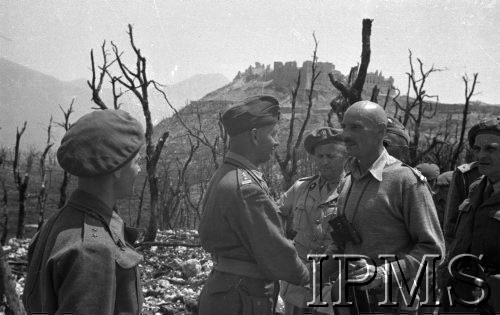 Maj 1944, Cassino, Włochy.
Generał Władysław Anders zwiedza pobojowisko w towarzystwie oficerów ze Sztabu. W głębi widać ruiny klasztoru na górze Monte Cassino. 
Fot. Felicjan Maliniak, Instytut Polski im. Gen. Sikorskiego w Londynie [album negatywowy L-I Monte Cassino] - płachta 46