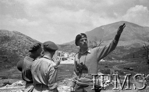 Maj 1944, Cassino, Włochy.
Gen. Władysław Anders i dwaj oficerowie przyglądają się terenowi niedawnych walk.
Fot. Felicjan Maliniak, Instytut Polski im. Gen. Sikorskiego w Londynie [album negatywowy L-I Monte Cassino] - płachta 46