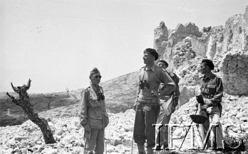 Maj 1944, Mass Albaneta, Włochy.
Gen. Władysław Anders i kilku oficerów, z prawej stoi adiutant por. Jan Romanowski.
Fot. Felicjan Maliniak, Instytut Polski im. Gen. Sikorskiego w Londynie [album negatywowy L-I Monte Cassino] - płachta 46