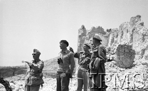 Maj 1944, Mass Albaneta, Włochy.
Gen. Władysław Anders i kilku oficerów 2 Korpusu.
Fot. Felicjan Maliniak, Instytut Polski im. Gen. Sikorskiego w Londynie [album negatywowy L-I Monte Cassino] - płachta 46