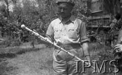Maj 1944, Aquafondata, Włochy.
Laska przeora znaleziona w ruinach klasztoru benedyktynów na górze Monte Cassino i ofiarowana później papieżowi Piusowi XII przez dowódcę 2 Korpusu gen. Władysława Andersa.
Fot. Felicjan Maliniak, Instytut Polski im. Gen. Sikorskiego w Londynie [album negatywowy L-I Monte Cassino] - płachta 48