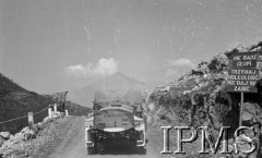 Maj 1944, Aquafondata, Włochy.
Fragment drogi górskiej, na prawo tablica z napisem: 