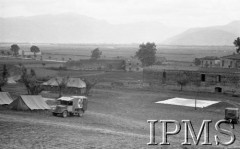 Maj 1944, Cassino, Włochy.
Teren szpitala polowego, budynki i namioty szpitalne.
Fot. por. Ostrowski, Instytut Polski im. Gen. Sikorskiego w Londynie [album negatywowy L-II Monte Cassino] - płachta 2