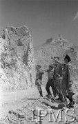 Maj 1944, Cassino, Włochy.
Grupa żołnierzy przypatruje się ruinom.
Fot. por. Ostrowski, Instytut Polski im. Gen. Sikorskiego w Londynie [album negatywowy L-II Monte Cassino] - płachta 4