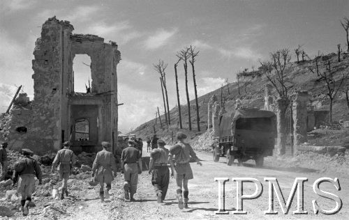 Maj 1944, Cassino, Włochy.
Ruiny domów przy drodze.
Fot. por. Ostrowski, Instytut Polski im. Gen. Sikorskiego w Londynie [album negatywowy L-II Monte Cassino] - płachta 4