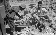Maj 1944, Cassino, Włochy.
Dwaj żołnierze w czasie posiłku.
Fot. por. Ostrowski, Instytut Polski im. Gen. Sikorskiego w Londynie [album negatywowy L-II Monte Cassino] - płachta 4