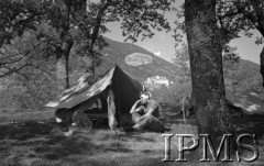Maj 1944, Cassino, Włochy.
Żołnierz siedzący przed namiotem.
Fot. por. Ostrowski, Instytut Polski im. Gen. Sikorskiego w Londynie [album negatywowy L-II Monte Cassino] - płachta 7