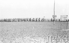 Kwiecień 1942, Pahlewi, Iran (Persja).
Żołnierze Armii Andersa podczas ćwiczeń na plaży, oddział w marszu. Na słupie napis: 