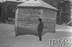 Grudzień 1941, Buzułuk, obł. Czkałowsk, ZSRR.
Obóz formującej się Armii Andersa, żołnierz czytający tekst w języku rosyjskim napisany na ścianie budynku: 
