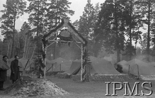 Grudzień 1941, Kołtubanka, obł. Czkałowsk, ZSRR.
Obóz formującej się Armii Andersa, dwaj żołnierze przed bramą, na której widnieje napis: 
