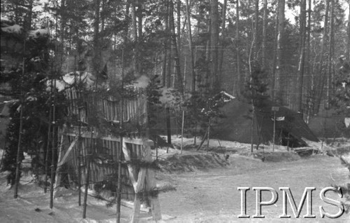 Grudzień 1941, Kołtubanka, obł. Czkałowsk, ZSRR.
Obóz formującej się Armii Andersa, namioty w lesie, na pierwszym planie stojak z drewnianymi 