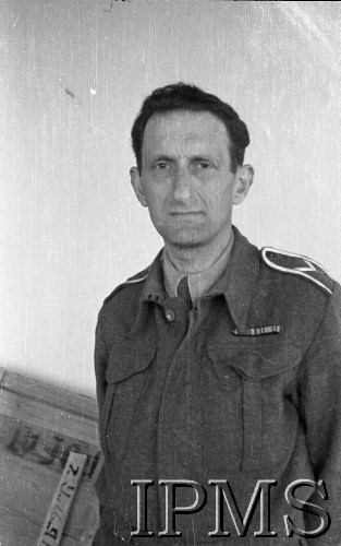Marzec 1942, Jangi-Jul, Uzbekistan, ZSRR.
Stumer - kinomechanik (w 1943 roku zdezerterował do kibucu w Palestynie).
Fot. Stanisław Lipiński, Instytut Polski im. Gen. Sikorskiego w Londynie [album negatywowy A-I ROSJA] - płachta 22
