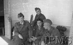 Marzec 1942, Jangi-Jul, Uzbekistan, ZSRR.
Pdchor. sierż. Steinworcer, ochotniczka Skiermowska, por. Wiktor Ostrowski i kinomechanik Stumer.
Fot. Stanisław Lipiński, Instytut Polski im. Gen. Sikorskiego w Londynie [album negatywowy A-I ROSJA] - płachta 22