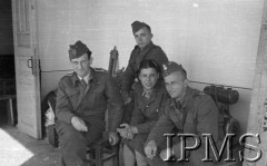Marzec 1942, Jangi-Jul, Uzbekistan, ZSRR.
Pdchor. sierż. Steinworcer, ochotniczka Skiermowska, por. Wiktor Ostrowski i kinomechanik Stumer.
Fot. Stanisław Lipiński, Instytut Polski im. Gen. Sikorskiego w Londynie [album negatywowy A-I ROSJA] - płachta 22