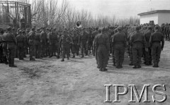 Marzec 1942, Jangi-Jul, Uzbekistan, ZSRR.
Oddziały żołnierskie na placu ćwiczeń.
Fot. Stanisław Lipiński, Instytut Polski im. Gen. Sikorskiego w Londynie [album negatywowy A-I ROSJA] - płachta 22