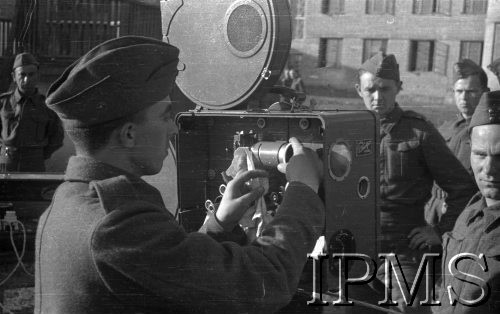 Marzec 1942, Jangi-Jul, Uzbekistan, ZSRR.
Kinomechanik Stumer przy projektorze filmowym.
Fot. Stanisław Lipiński, Instytut Polski im. Gen. Sikorskiego w Londynie [album negatywowy A-I ROSJA] - płachta 23
