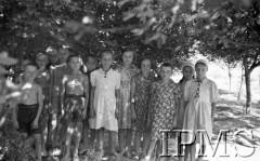 Czerwiec 1942, Wrewskoje, Uzbekistan, ZSRR.
Grupa dzieci stoi w cieniu drzew.
Fot. inż. Ostrowski, Instytut Polski im. Gen. Sikorskiego w Londynie [album negatywowy A-I ROSJA] - płachta 27