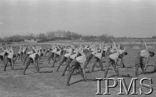 Kwiecień 1942, Jangi-Jul, Uzbekistan, ZSRR.
Gimnastyka poranna żołnierzy Szwadronu Przybocznego gen. Władysława Andersa.
Fot. inż. Ostrowski, Instytut Polski im. Gen. Sikorskiego w Londynie [album negatywowy A-I ROSJA] - płachta 28
