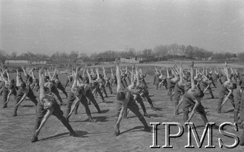 Kwiecień 1942, Jangi-Jul, Uzbekistan, ZSRR.
Gimnastyka poranna żołnierzy Szwadronu Przybocznego gen. Władysława Andersa.
Fot. inż. Ostrowski, Instytut Polski im. Gen. Sikorskiego w Londynie [album negatywowy A-I ROSJA] - płachta 28
