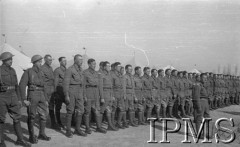 Kwiecień 1942, Jangi-Jul, Uzbekistan, ZSRR.
Żołnierze Szwadronu Przybocznego gen. Władysława Andersa w czasie modlitwy na placu zbiórek.
Fot. inż. Ostrowski, Instytut Polski im. Gen. Sikorskiego w Londynie [album negatywowy A-I ROSJA] - płachta 31
