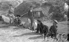 Kwiecień 1942, Jangi-Jul, Uzbekistan, ZSRR.
Chłopcy przypatrujący się ćwiczeniom.
Fot. inż. Ostrowski, Instytut Polski im. Gen. Sikorskiego w Londynie [album negatywowy A-I ROSJA] - płachta 31