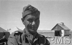 Kwiecień-maj 1942, Dżałał-Abad, Kirgistan, ZSRR.
Portret żołnierza Armii Andersa.
Fot. inż. Ostrowski, Instytut Polski im. Gen. Sikorskiego w Londynie [album negatywowy A-I ROSJA] - płachta 32