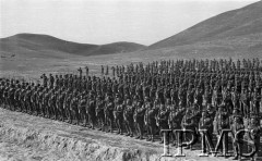 Kwiecień-maj 1942, Dżałał-Abad, Kirgistan, ZSRR.
Zwarte szeregi piechoty.
Fot. inż. Ostrowski, Instytut Polski im. Gen. Sikorskiego w Londynie [album negatywowy A-I ROSJA] - płachta 33
