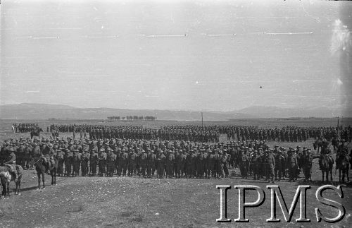 Maj 1942, Dżałał-Abad, Kirgistan, ZSRR.
Przegląd oddziałów piechoty.
Fot. inż. Ostrowski, Instytut Polski im. Gen. Sikorskiego w Londynie [album negatywowy A-I ROSJA] - płachta 38
