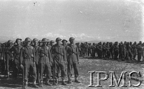Maj 1942, Dżałał-Abad, Kirgistan, ZSRR.
Kolumny piechoty 