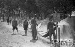 Maj 1942, Wrewskoje, Uzbekistan, ZSRR.
Obóz dla junaków, żołnierz wbijający przed namiotami tablicę informacyjną: 
