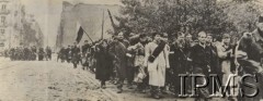 Wrzesień 1944, Warszawa, Generalne Gubernatorstwo.
Bohaterscy obrońcy Warszawy zdążają do niemieckiego obozu jenieckiego, w tle fragmenty zniszczonych bydynków.
Fot. NN, Instytut Polski im. Gen. Sikorskiego w Londynie [szuflada nr 15]