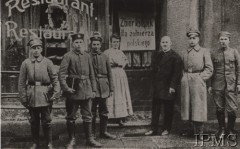 Listopad 1918, Poznań.
Ruch Wyzwoleńczy w Poznaniu, grupa powstańców przed restauracją, na drzwiach napis: 