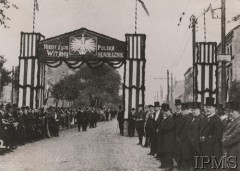 Czerwiec 1922, Katowice, Polska.
Wkroczenie Wojska Polskiego do Katowic, napis na bramie powitalnej: 