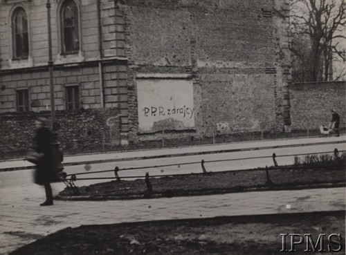 1943-1944, Warszawa, Generalne Gubernatorstwo.
Napis na ścianie budynku: „PPR zdrajcy”.
Fot. NN, Instytut Polski i Muzeum im. gen. Sikorskiego w Londynie [szuflada nr 41 – Powstanie Warszawskie. Armia Krajowa]
