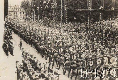 06.07.1936, Weimar, III Rzesza Niemiecka.
Hitler salutuje w czasie wielkiego marszu nazistów.
Fot. NN, Instytut Polski im. Gen. Sikorskiego w Londynie [szuflada nr 55, Okupacja niemiecka]