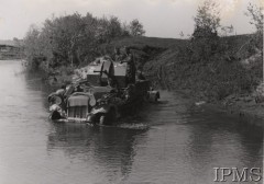 Po 22.06.1941, ZSRR.
Niemiecki pojazd opancerzony przeprawia się przez rzekę. Na osłonie działa oznaczenia 4 zniszczonych czołgów i 7 zestrzelonych samolotów.
Fot. NN, Instytut Polski i Muzeum im. gen. Sikorskiego w Londynie