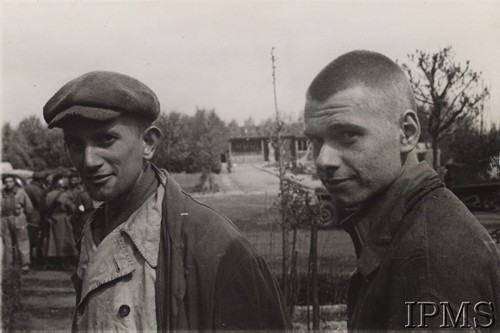 1945, brak miejsca.
Dwaj młodzi mężczyźni. Podpis: 