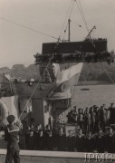 10.07.1943, Plymouth, Anglia, Wielka Brytania.
Pogrzeb gen. Władysława Sikorskiego. Zdejmowanie trumny z pokładu ORP 