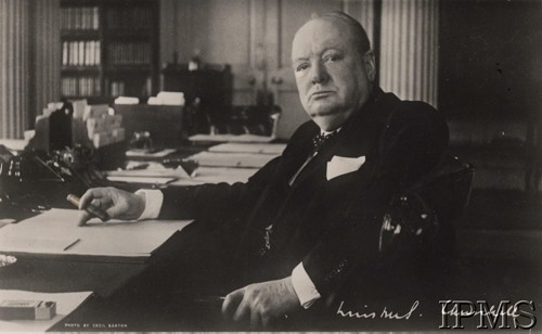 1940, Londyn, Anglia, Wielka Brytania.
Winston Churchill - premier Wielkiej Brytanii, siedzi przy biurku w gabinecie przy Downing Street 10.
Fot. Cecil Beaton, Instytut Polski i Muzeum im. gen. Sikorskiego w Londynie [teczka nr 44d]