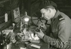 1944-1945, brak miejsca.
I Dywizja Pancerna. Mechanik podczas pracy nad zegarami. Oryginalny podpis: 
