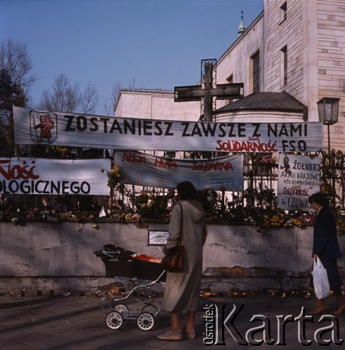 Przed 3.11.1984, Warszawa Żoliborz, Polska.
Porwanie księdza Jerzego Popiełuszki. Kwiaty i transparenty, m.in. z napisem 