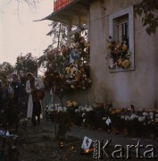 Przed 3.11.1984, Warszawa Żoliborz, Polska.
Porwanie księdza Jerzego Popiełuszki. Kwiaty i znicze przed plebanią przy kościele św. Stanisława Kostki.
Fot. Krzysztof Burnatowicz, zbiory Ośrodka KARTA.