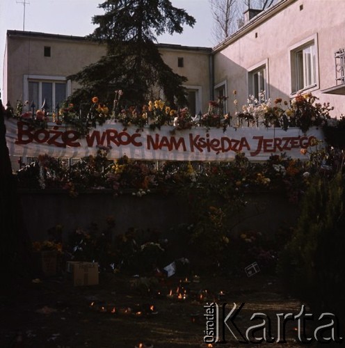 Przed 3.11.1984, Warszawa Żoliborz, Polska.
Porwanie księdza Jerzego Popiełuszki. Transparent na ogrodzeniu: 