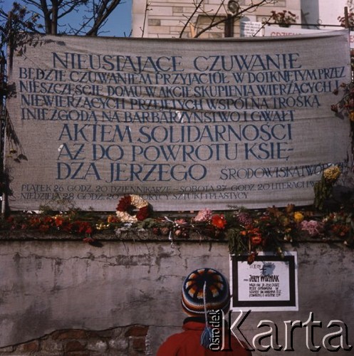 Przed 3.11.1984, Warszawa Żoliborz, Polska.
Porwanie księdza Jerzego Popiełuszki. Informacja na ogrodzeniu kościoła św. Stanisława Kostki: 