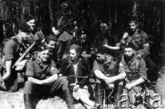 Maj 1944, Punżanki.
Wanda Swolkieniowa siedzi wśród żołnierzy 1 komp. 5 Brygady Part. AK. Pierwszy z lewej klęczy Józef Jackowski 