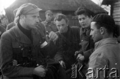 Maj-czerwiec 1944, Wileńszczyzna.
5 Brygada Partyzancka AK na postoju. Rozmawiają: rtm Zygmunt Szendzielarz 